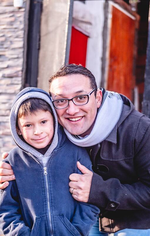 Día de la Solidaridad: es enfermero y sueña con una casa para un chico con piel de cristal