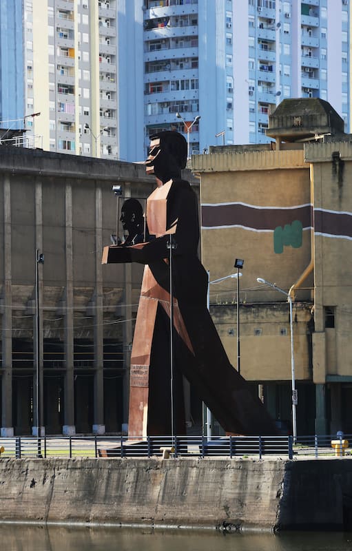 El Coloso, el oxidado gigante peronista que sostiene a Evita a orillas del Riachuelo