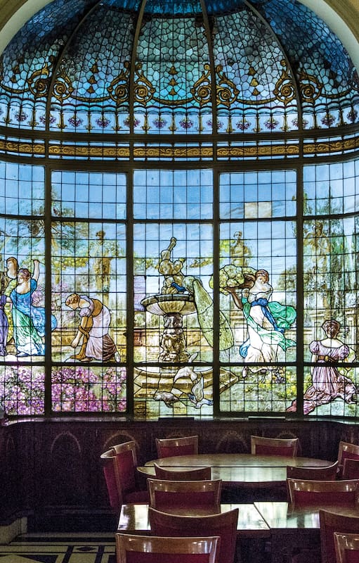 Con 133 años, fue punto de encuentro de intelectuales y famosos. Cerró sus puertas por una profunda crisis y fue elegido el mejor Bar Notable de Buenos Aires. Memorias y secretos de la perla del barrio porteño de Almagro