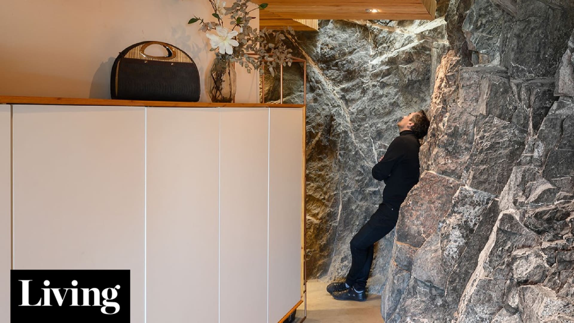 En Córdoba, un arquitecto acopló su casa-estudio a la montaña y dejó la roca a la vista en el interior