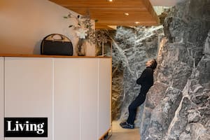 Un arquitecto acopló su casa-estudio a la montaña y dejó la roca a la vista en el interior