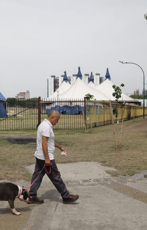 Carpas en ruinas, pasillo lúgubre y boleterías oxidadas: así está hoy el circo abandonado en plena ciudad, sin uso ni destino