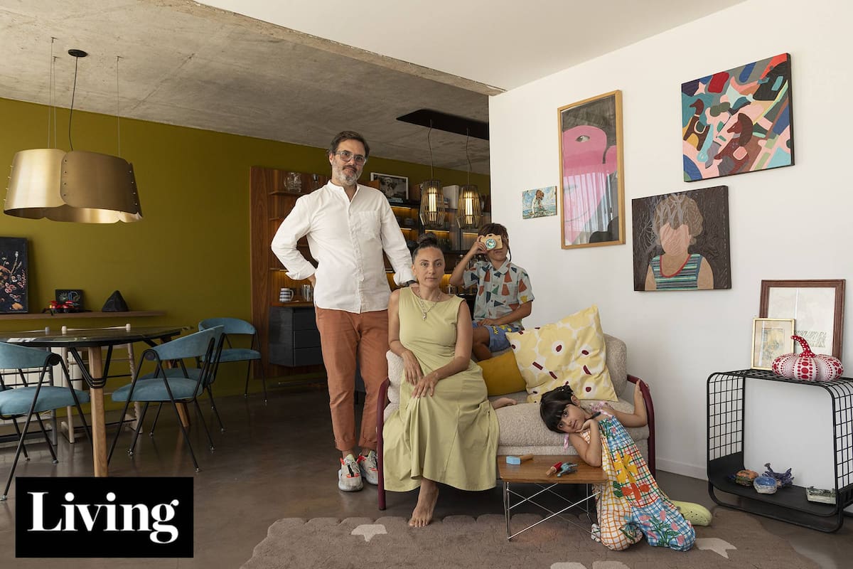 Los dueños del estudio La Feliz nos reciben en su hogar, resultado de la unión de dos departamentos
