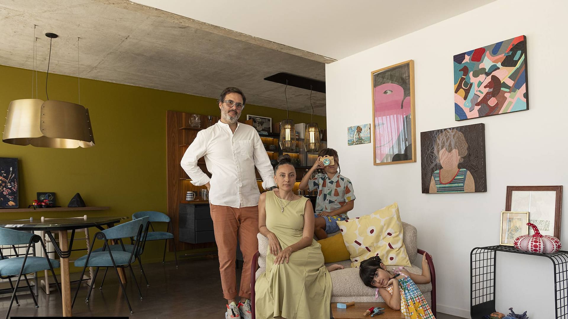 Los dueños del estudio La Feliz nos reciben en su hogar, resultado de la unión de dos departamentos