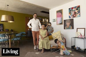 Los dueños del estudio de diseño La Feliz nos reciben en su hogar, resultado de la unión de dos departamentos