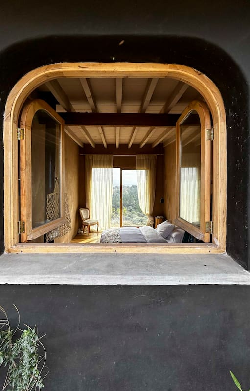 De madera y adobe: el refugio de una interiorista que cambió la ciudad por las sierras de Córdoba