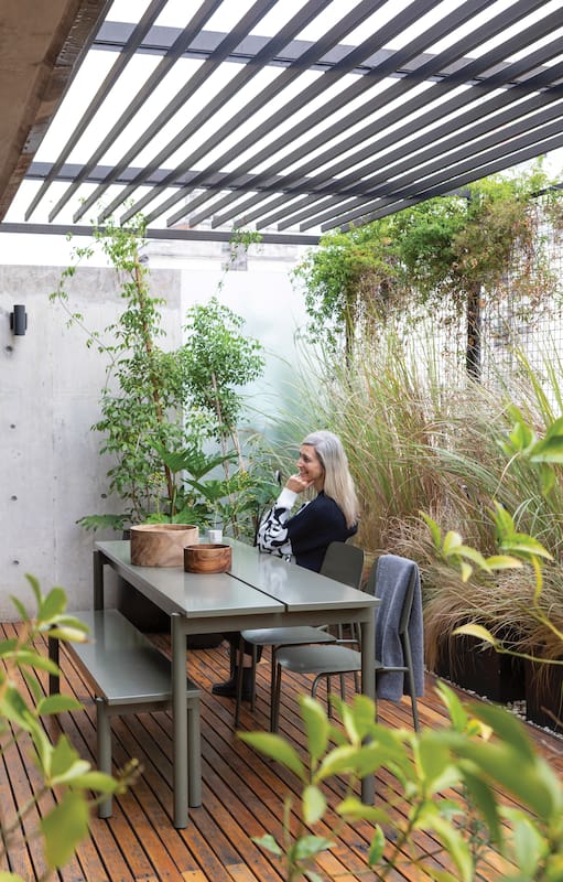 Terrazas y balcones frondosos y bien equipados para entusiasmarse con la primavera