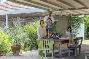 Una pareja proyectó su casa de fin de semana junto a la del campo familiar