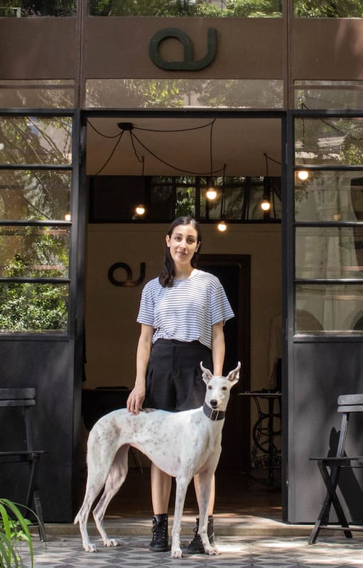 Oasis verde: quiso trabajar en paz y montó su estudio de moda en un monasterio en pleno Microcentro porteño