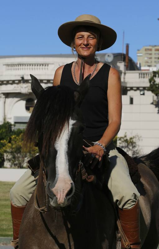 "Los caballos me salvaron la vida": la jineta con cáncer que monta para curarse