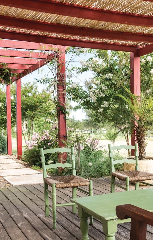 Pérgola con rosales blancos, lavandas y gauras. Cuando crezca la parra sumará su sombra.