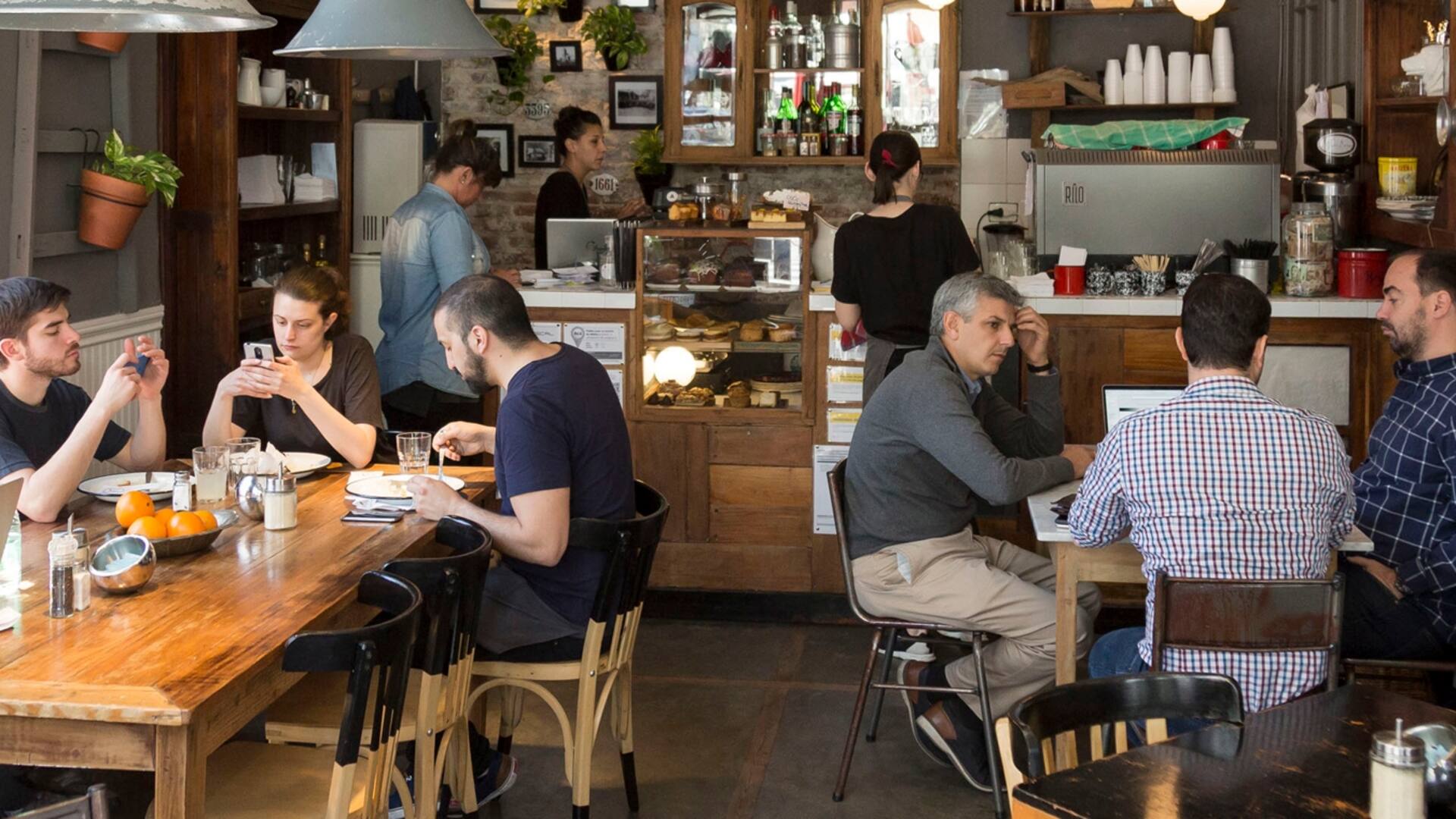 El bar palermitano que abrió en Madrid y es el preferido de los actores de Merlí
