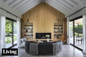 Una casa de Luján luce su meditada sencillez en un terreno de árboles añosos.