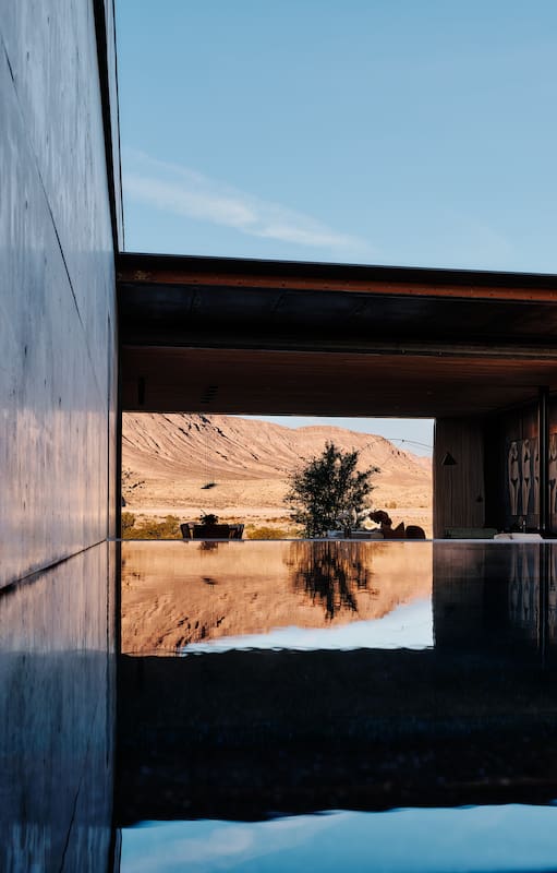 Entre hormigón, arte y naturaleza, así es la casa en el desierto que borra los límites entre la arquitectura y el paisaje