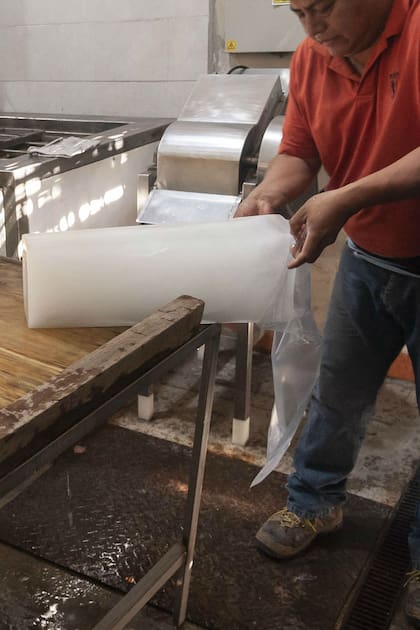 Una vieja fábrica sigue produciendo barras de hielo en el corazón de Floresta