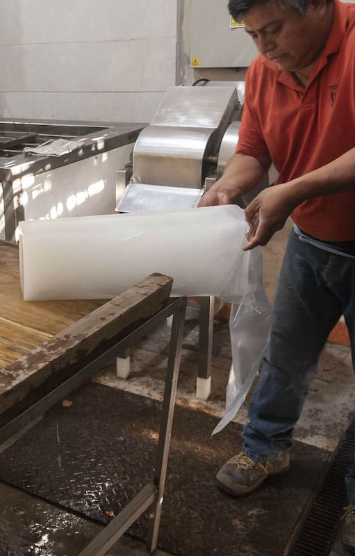 Una vieja fábrica sigue produciendo barras de hielo en el corazón de Floresta