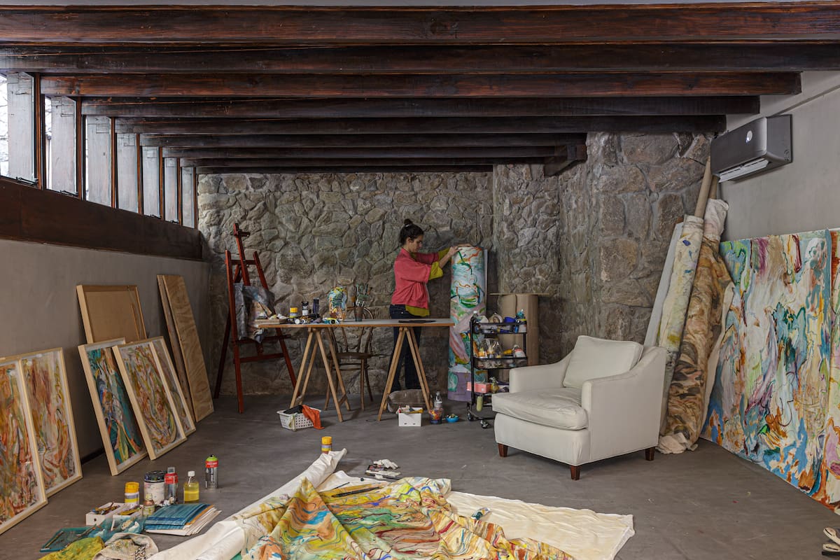 Terraza resignificada: Una artista montó su peculiar taller en el antiguo quincho de su depto porteño
