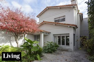 Un chalet de Martínez se puso al día con la familia mediante una nueva suite y un quincho genial