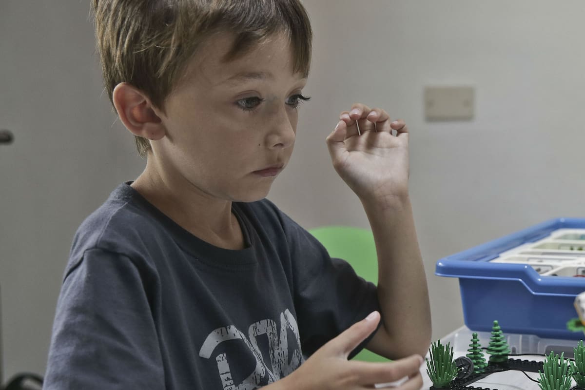 ¿Tu hijo pasa demasiado tiempo con las pantallas? Las colonias de verano tecnológicas pueden ser la solución