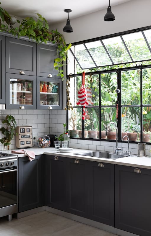 Del blanco al negro: la nueva tendencia que conquista las cocinas