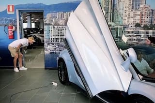 Casting de "naves". Nández eligió su nuevo auto de lujo y lo anunció en redes