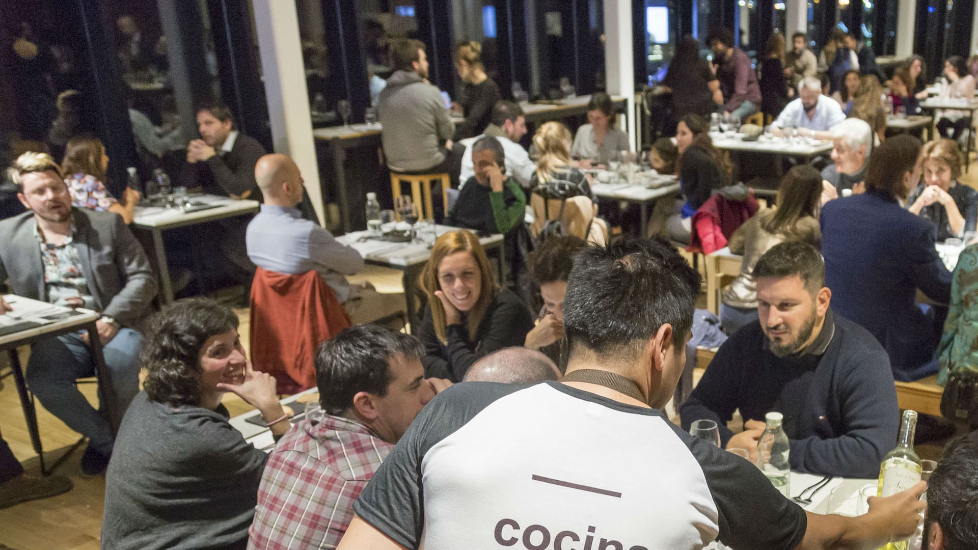 Con una vista impactante, abrió un restaurante en el piso nueve del CCK