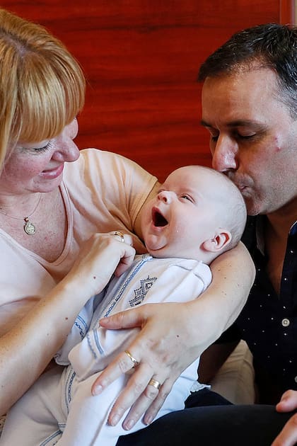 El emotivo encuentro de padres argentinos con sus bebés que nacieron por viente subrogados en Ucrania
