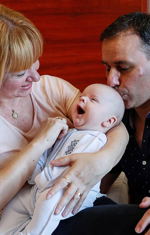 El emotivo encuentro de padres argentinos con sus bebés que nacieron por viente subrogados en Ucrania