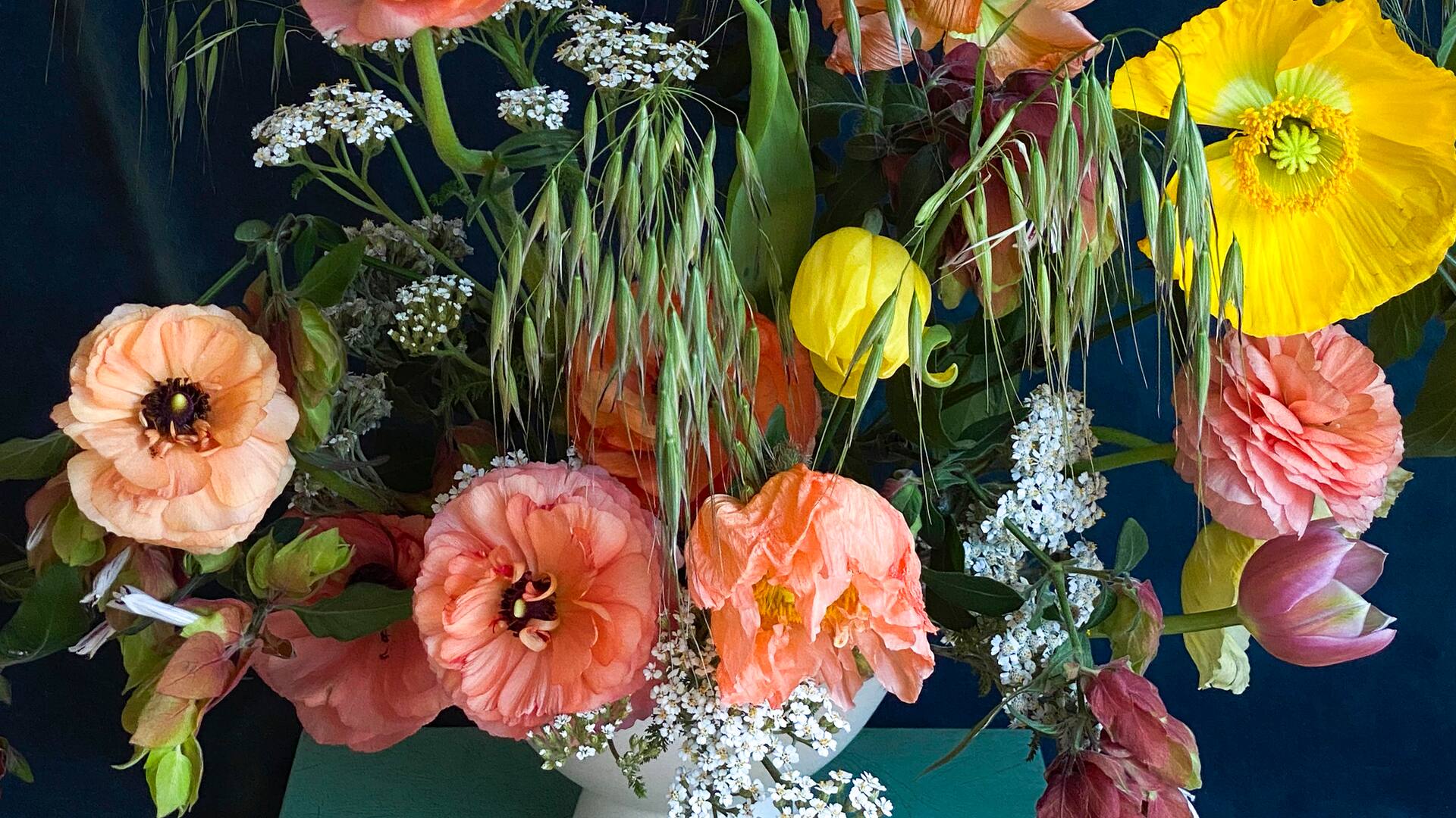 Usando las mejores flores de la primavera, cómo hacer ramos originales y mantenerlos frescos por más tiempo