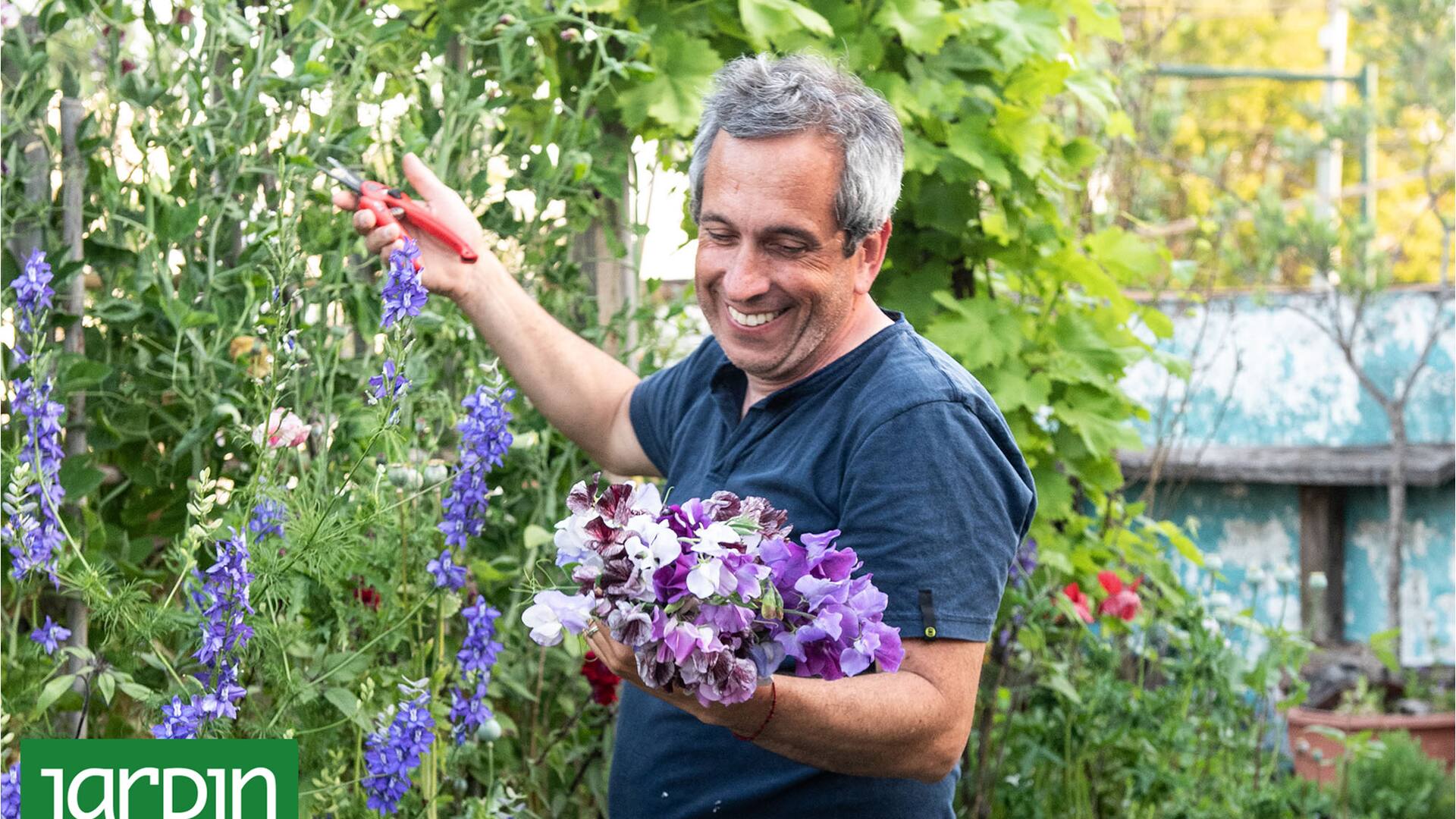 Es florista y en pandemia transformó la terraza en su propio mercado de flores