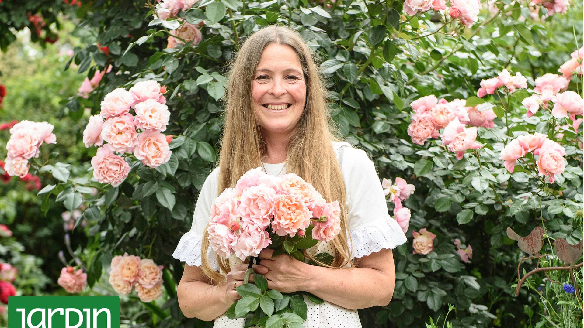 Tiene un jardín con mil rosas y una historia que nadie imagina
