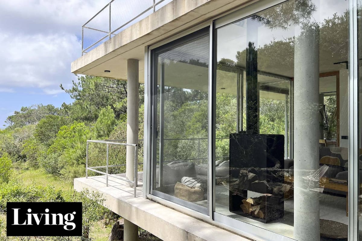 En Rocha: Una casa de hormigón y vidrio que se hermana con su exuberante entorno natural