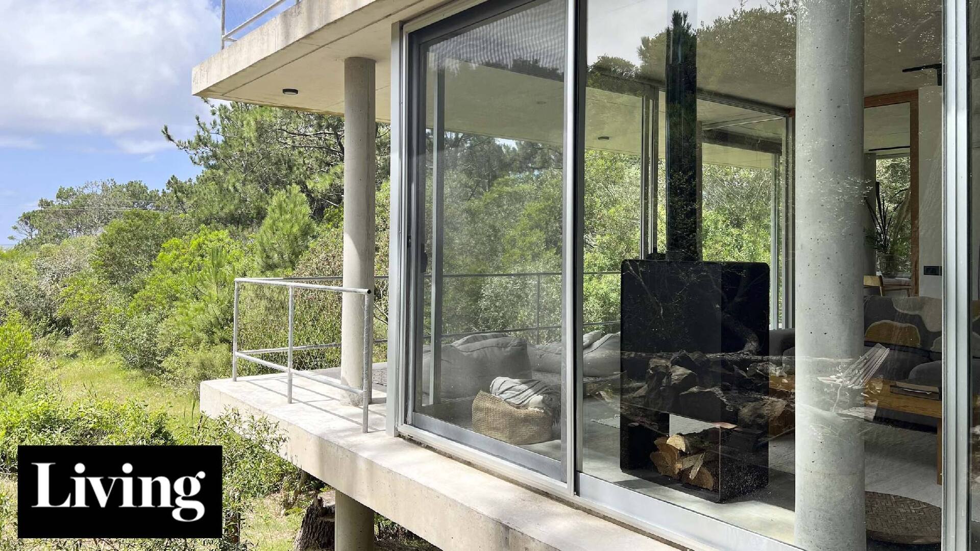 En Rocha: Una casa de hormigón y vidrio que se hermana con su exuberante entorno natural