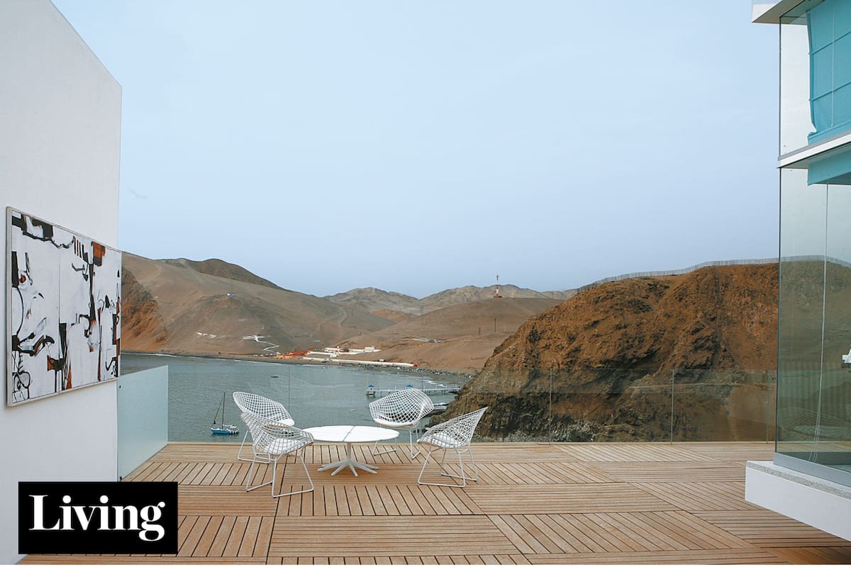 Esta casa al sur de Lima que flota sobre la playa fue modelada por tres grandes arquitectos desde los años 50