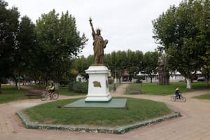 La curiosa historia del pueblo bonaerense que tiene una Estatua de la Libertad en su única plaza