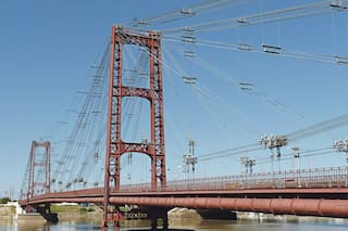 Un joven de 24 años murió tras caer desde el Puente Colgante