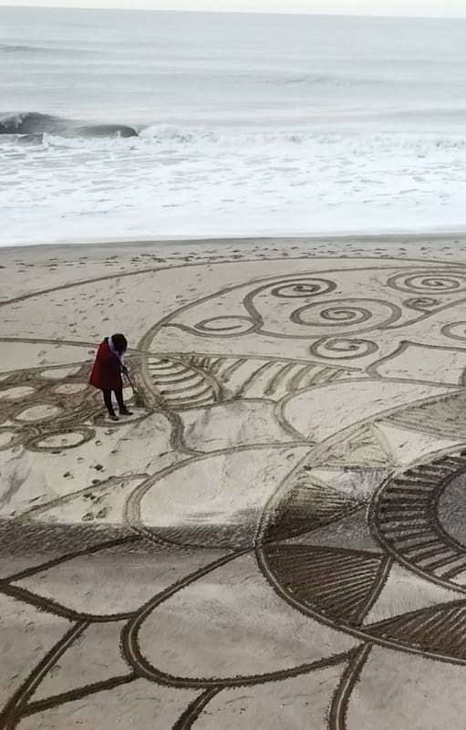 Villa Gesell: la artista que todas las mañanas decora las playas con mandalas