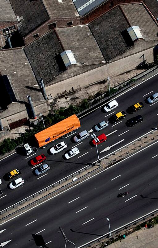 Coronavirus en la Argentina: desde el aire se ven más autos en las calles y en los peajes
