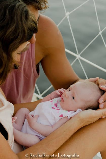 Nacer marinera. Cómo dar a luz y vivir en un barco con una cuarentena estricta