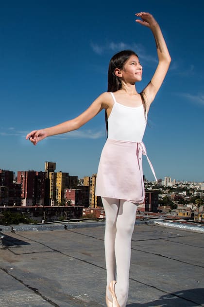 Tiene ocho años y quedó seleccionada entre 200 postulantes para estudiar danzas en el Teatro Colón. Cada mañana se levanta a las cuatro para ir a ensayar y por las tardes va a la escuela en su barrio. Esta es su historia de sacrificio y profunda pasión.