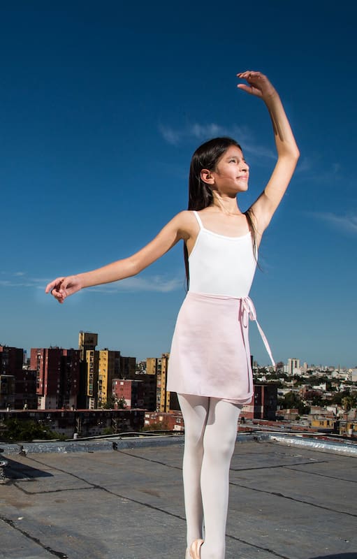 Tiene ocho años y quedó seleccionada entre 200 postulantes para estudiar danzas en el Teatro Colón. Cada mañana se levanta a las cuatro para ir a ensayar y por las tardes va a la escuela en su barrio. Esta es su historia de sacrificio y profunda pasión.