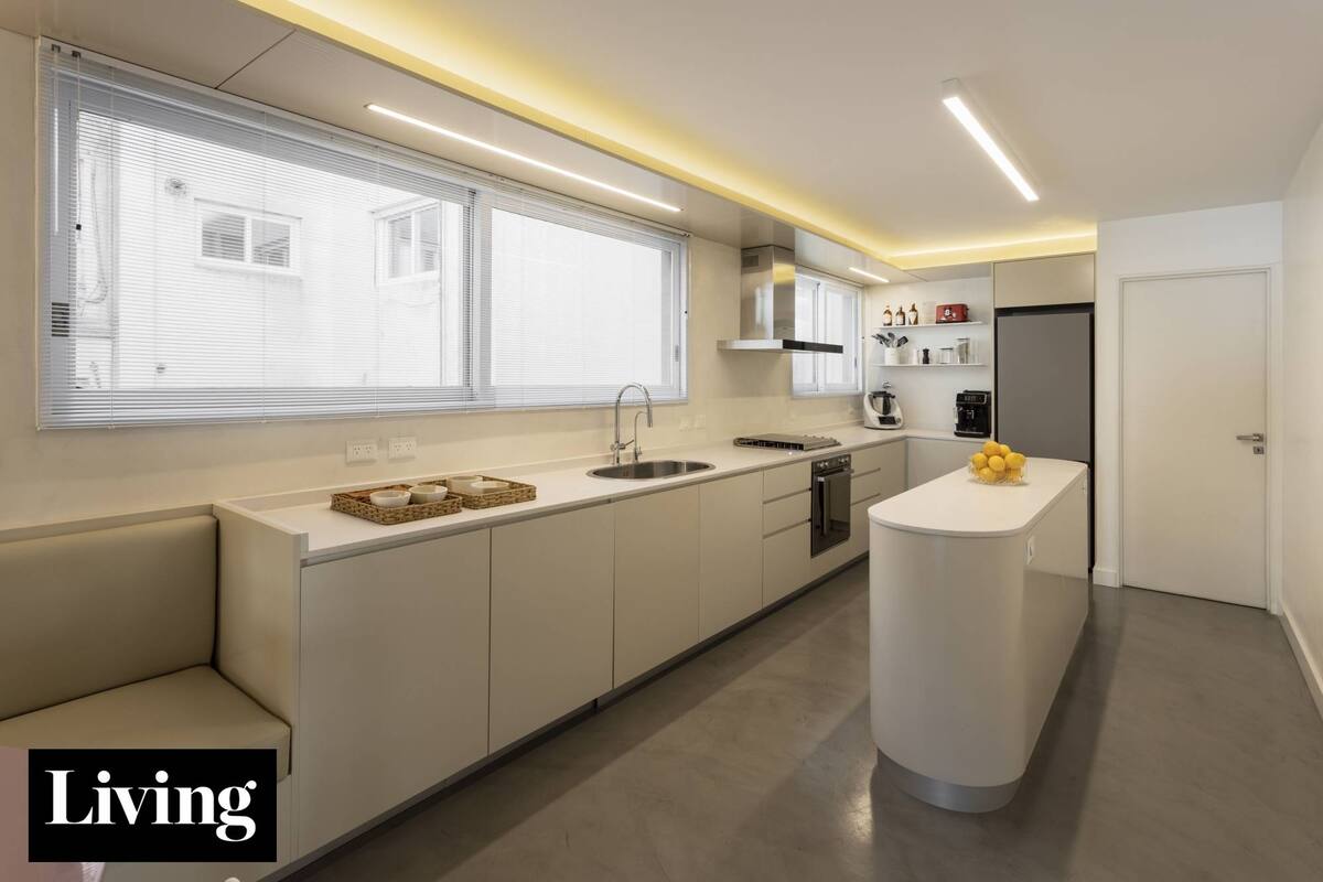Mirá cómo reformaron el área de servicio para lograr esta cocina linda, blanca y espaciosa.