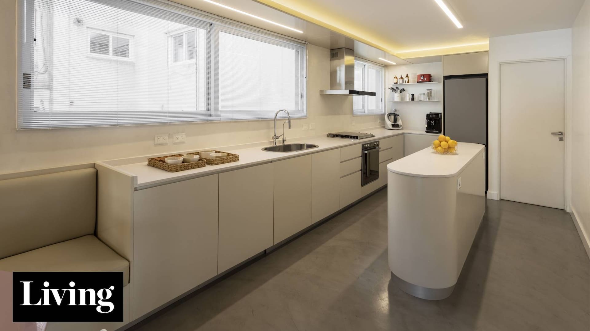Mirá cómo reformaron el área de servicio para lograr esta cocina linda, blanca y espaciosa.