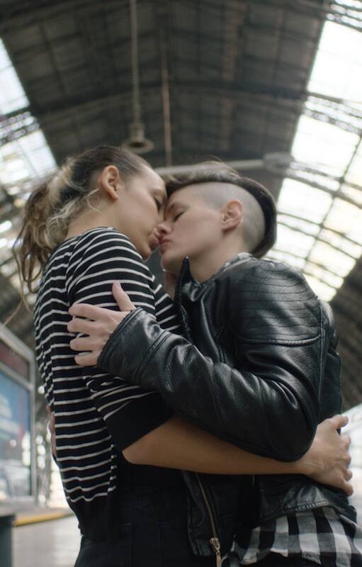 Los besos que inundan las redes por la diversidad