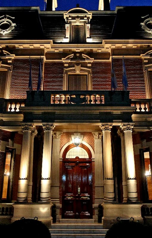 Palacio Hirsch: origen, historia y curiosidades de una centenaria joya arquitectónica de Belgrano