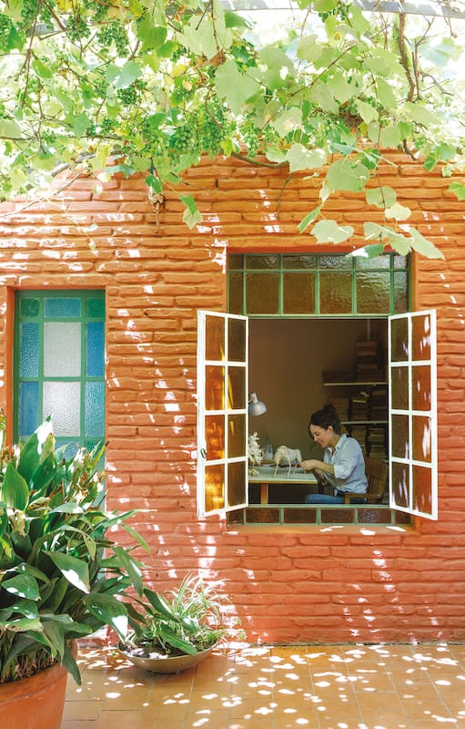Talento natural. Una artista del papel nos recibe en una de las casas más antiguas de San Antonio de Areco