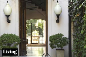 Mirá esta casa chorizo reciclada con jardín, pileta y hasta un departamentito independiente con terraza y gimnasio