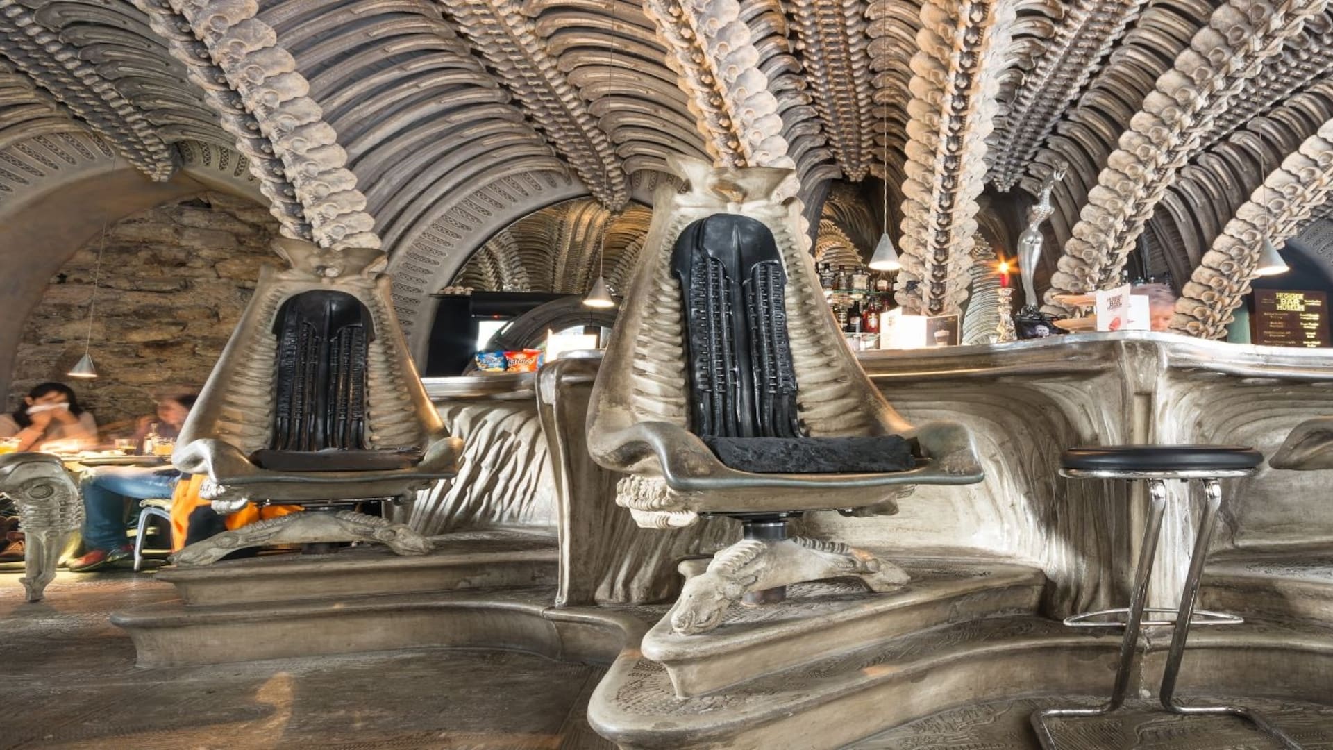 El curioso bar suizo, ambientado como la saga Alien, con huesos y monstruos