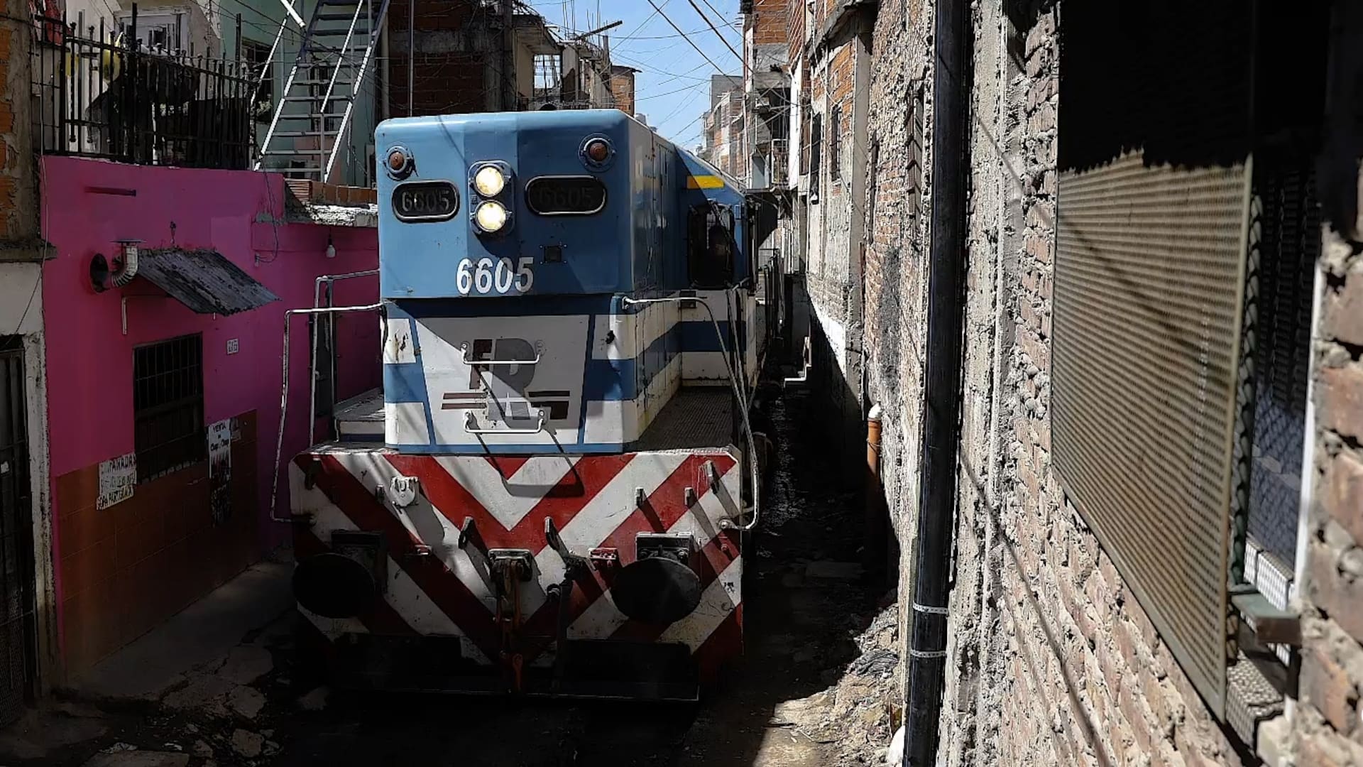 El tren que pasa por medio de la villa 21-24