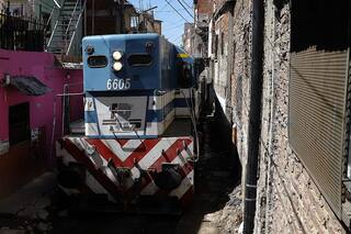 “Vibra como un terremoto”. El peligroso tren de cargas que atraviesa una villa